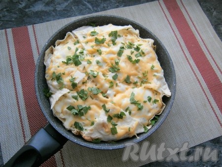 Посыпать готовый пирог измельчённой свежей зеленью петрушки.
