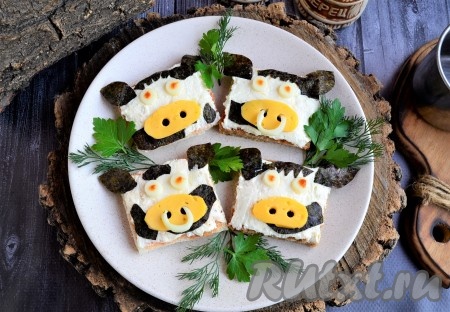 Вкусные, яркие тематические бутерброды "Бычок", приготовленные к Новому 2021 году, украсить зеленью и подать к праздничному столу!
