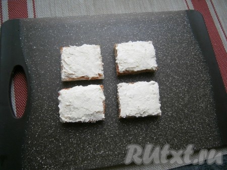 Смазать хлеб творожно-сырной массой ровным слоем.
