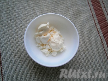 К мягкому творогу добавить плавленный сыр и майонез.
