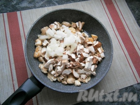 Обжарить куриное филе на среднем огне в течение 5 минут, иногда помешивая, затем добавить нарезанные небольшими кусочками шампиньоны и лук.
