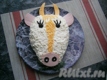 Обрезки сыра натереть на мелкой тёрке и сделать из него полосочку на морде, внизу носа вставить веточки зелени.
