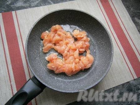 Заранее сварить яйца (на варку уйдёт минут 10 с начала закипания воды), затем, дав им остыть, очистить. Картошины тщательно вымыть и, не очищая от кожуры, выложить в кастрюльку, залить водой, отправить на огонь и отварить в течение 20-25 минут с начала кипения, затем воду слить, а картошку после остывания очистить. Луковицу очистить. Куриное филе нарезать небольшими кусочками, перемешать с солью и специями. Разогреть в сковороде растительное масло и выложить кусочки куриного мяса.
