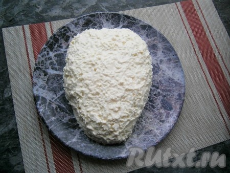 Белки натереть на средней тёрке и полностью покрыть ими весь салат (и с верху, и с боков), щедро смазать майонезом, разровнять.
