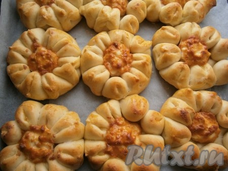 Выпекать булочки в разогретой до 180-190 градусов духовке около 25 минут (до красивого румяного цвета).
