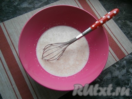 Вначале приступим к замесу дрожжевого теста. В тёплое (градусов 30-35) молоко всыпать сахар и дрожжи, перемешать.