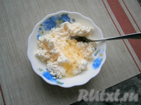 Теперь займёмся начинкой, для этого в творог нужно добавить сырой яичный белок, перемешать ложкой.
