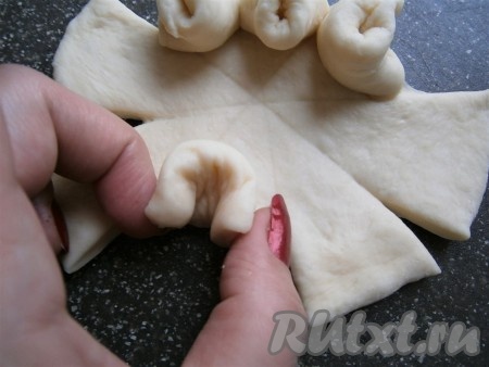 Приподнять каждую разрезанную часть и пальцами свернуть к внешней стороне, придавить края (см. фото).