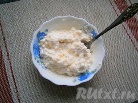 Творожно-яблочную начинку хорошо перемешать.
