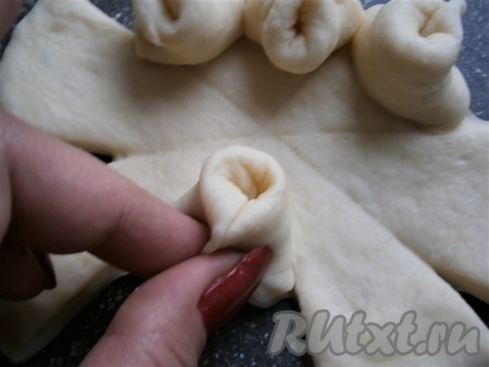 Приподнять каждую разрезанную часть и пальцами свернуть к внешней стороне, придавить края (см. фото).