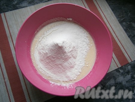 Муку просеять частями прямо в миску с жидкой смесью, замешивая тесто.
