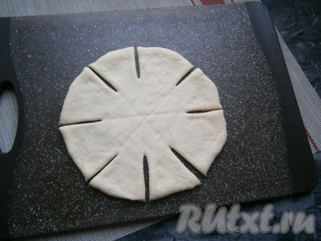 Затем разрезать лепёшку по секторам, начиная от края к середине (до половины, как на фото).
