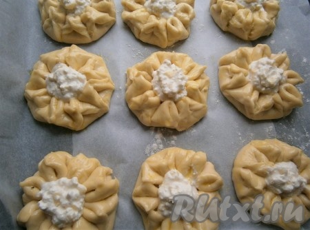 В серединку булочек-цветочков выложить по 1-2 столовые ложки творожно-яблочной начинки.
