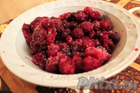 Замороженную вишню без косточек разморозить при комнатной температуре (или в микроволновке на режиме "Разморозка" в течение минут 5). Если вишня свежая, просто удалите косточки.