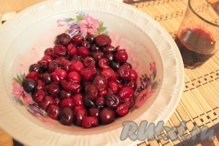 Затем с замороженной вишни слить образовавшийся сок и долить кипячёную воду, чтобы получилось 200 мл жидкости. Если же вы готовите со свежими ягодами, в процессе удаления косточек из ягод будет выделяться сок, возьмите этот сок, перелейте в стакан и добавьте воду до объёма 200 мл (если сока из свежих ягод при удалении косточек выделится мало, просто выдавите сок из нескольких ягод).