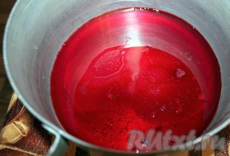 В получившуюся смесь воды и сока добавить растительное масло, сахар и перемешать.