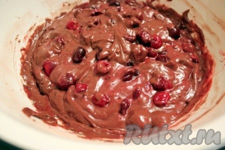 В мучную смесь влить смесь вишнёвой воды, сахара и масла, тщательно перемешать, получится вязкое и густое тесто. Затем в него вмешать аккуратно вишню.