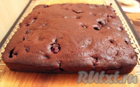 Выпекать шоколадный пирог с замороженной вишней в разогретой до 180 градусов духовке, примерно, 50 минут (продолжительность выпечки зависит от высоты формы, готовность проверьте сухой лучинкой).