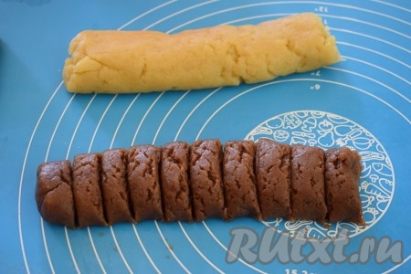 Далее каждую трубочку (оставшиеся 2/3 части тёмного и светлого теста) нарезаем на, примерно, 10-12 кусочков.
