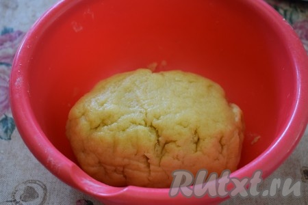 Наше тесто готово, по консистенции оно получается плотным, не эластичным. При надавливании тесто как бы растрескивается.
