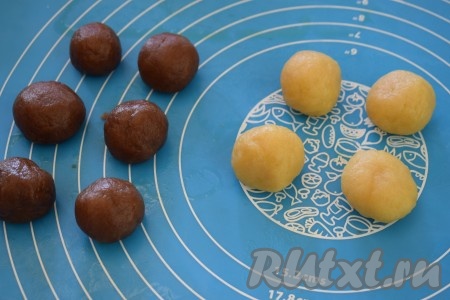 Далее каждый кусочек теста скатываем в шарик.
