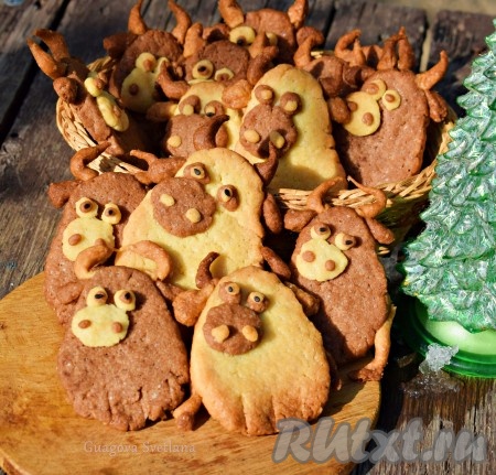 Подаём печенье "Бычки" к столу в корзиночке стоя, чтобы гости видели красоту нашего блюда и символику Нового года. Печенье получается вкусным, рассыпчатым и красивым, попробуйте!
