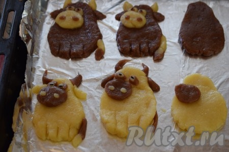 Со всеми шариками поступаем таким же образом. Заготовки перекладываем на противень, застеленный пергаментом (или фольгой), украшать печенье будем тогда, когда все заготовки будут на противне, чтобы у нас ничего не отвалилось и хорошо схватилось между собой во время выпечки.
