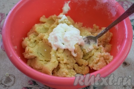 Тесто получается комковатым и плотным. Добавляем к нему сметану и вымешиваем до однородности.
