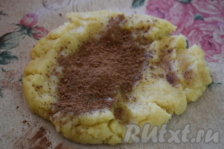 Далее делим тесто на 2, примерно, равные части. В одну часть добавляем какао и аккуратно вмешиваем его в тесто.
