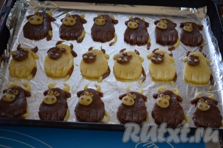 Лепим хвостики с кисточками (лучше хвостик сделать одного цвета, а кисточку - другого). Когда все украшения будут готовы, начинаем украшать наше печенье, аккуратно раскладывая детали на заготовки и слегка прижимая их деревянной шпажкой к основе печенья. В конце делаем внизу каждой заготовки надрезы ножом, обозначая ножки бычков.