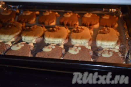 Подготовленное печенье "Бычки" отправляем в разогретую духовку и выпекаем, примерно, 18 минут при температуре 180 градусов.
