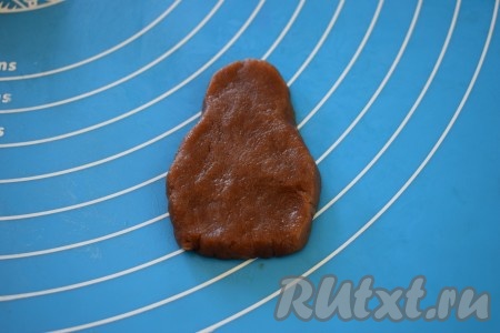 Шарик расплющиваем и формируем из лепёшки фигуру, напоминающую грушу, но с плоским краем.
