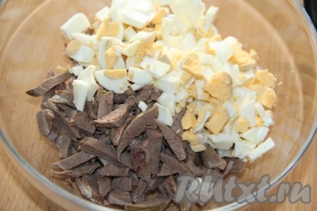 Яйца предварительно сварить (варить яйца нужно минут 10 с начала кипения воды), затем после остывания очистить их, нарезать на небольшие кусочки и выложить к свиному сердцу.
