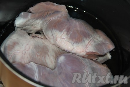 Свиное сердце промыть водой, а затем отварить его в мультиварке или кастрюле. Для того чтобы сварить сердце в мультиварке, выложите его в чашу, полностью залейте водой, закройте крышку мультиварки и варите на режиме "Тушение" 2 часа. Если отвариваете сердце в кастрюле, тогда выложите его в кастрюлю, полностью залейте водой и варите с момента закипания 2 часа на медленном огне. Остудить готовое сердце в бульоне. Я отваривала 2 сердца, но для салата использовала только одно.
