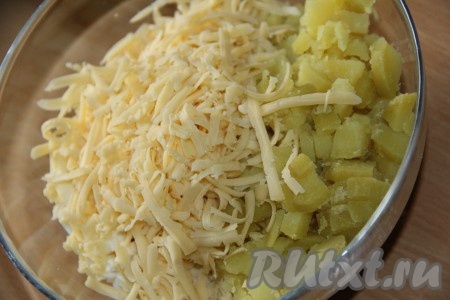 Сыр тоже добавить в салат.
