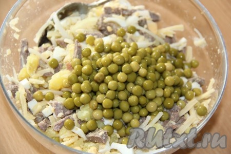 Перемешать салат, посолить по вкусу. А затем добавить консервированный горошек и перемешать.
