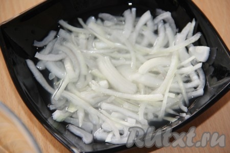 Лук почистить, нарезать тонкими полукольцами, добавить к нему сахар, воду и уксус, перемешать и оставить мариноваться минут на 20.&nbsp;
