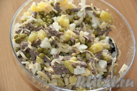 Непосредственно перед подачей заправить салат майонезом и перемешать.
