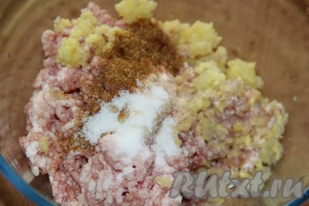 Соединить мясной фарш, картофель и лук, добавить соль и специи.
