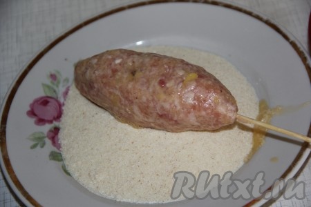 Затем обвалять котлеты со всех сторон в панировочных сухарях.
