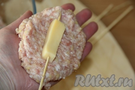 Из фарша сформировать лепёшку и выложить шпажку с сыром в середину этой лепёшки, как на фото.
