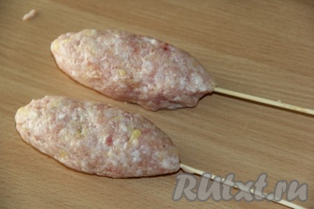 Сформировать продолговатые котлетки, обернув кусочек сыра в фарш. Из этого количества фарша получается 8 котлет на шпажках.

