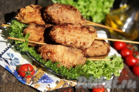 Выложить вкусные, аппетитные котлеты на шпажках на листья салата и подать к столу в горячем виде.
