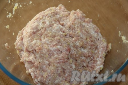 Хорошо вымесить фарш, а затем отбить от 20 до 50 раз, поднимая и бросая весь фарш в отдельную ёмкость (или на чистый кухонный стол). Отбивать фарш нужно обязательно, так как именно благодаря отбиванию сформированные котлеты будут хорошо держаться на шпажках.