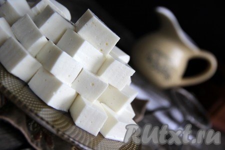 Воздушный, нежный, в меру сладкий творожный зефир подать к столу. Хранить его нужно в холодильнике. Приготовить такое лакомство совсем несложно, а его вкус несомненно понравится и деткам, и взрослым.