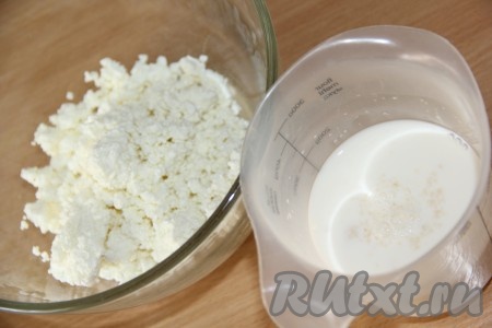 В холодное молоко всыпать желатин, перемешать и оставить на 20 минут (за это время желатин набухнет). Затем молочно-желатиновую смесь поставить на средний огонь и немного прогреть, постоянно помешивая (сильно прогревать не нужно, смесь ни в коем случае не должна закипеть, как только желатин растворится, сразу снимайте с огня).
