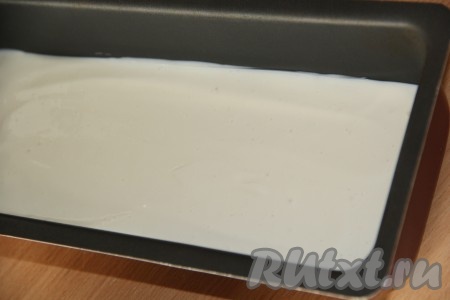 Вылить получившуюся массу в форму (у меня прямоугольная форма для кекса) и поставить в холодильник на пару часов (до полного застывания массы).