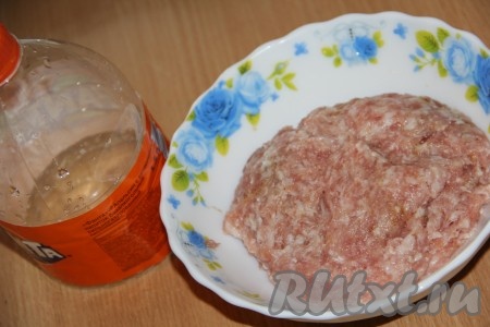 Хорошо вымесить фарш и поставить на 1 час в холодильник. Чистую пластиковую бутылку объёмом 1,5-2 литра разрезать пополам.
