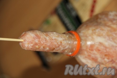 Нажать на бутылку и фарш вылезет из горлышка на шпажку ровной колбаской.
