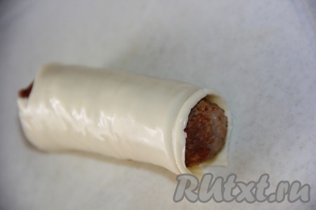 Для этого горячую колбаску нужно завернуть в пластинку плавленного сыра.
